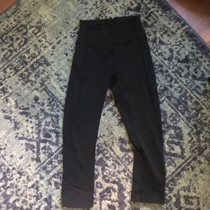 black lululemon cropped leggings